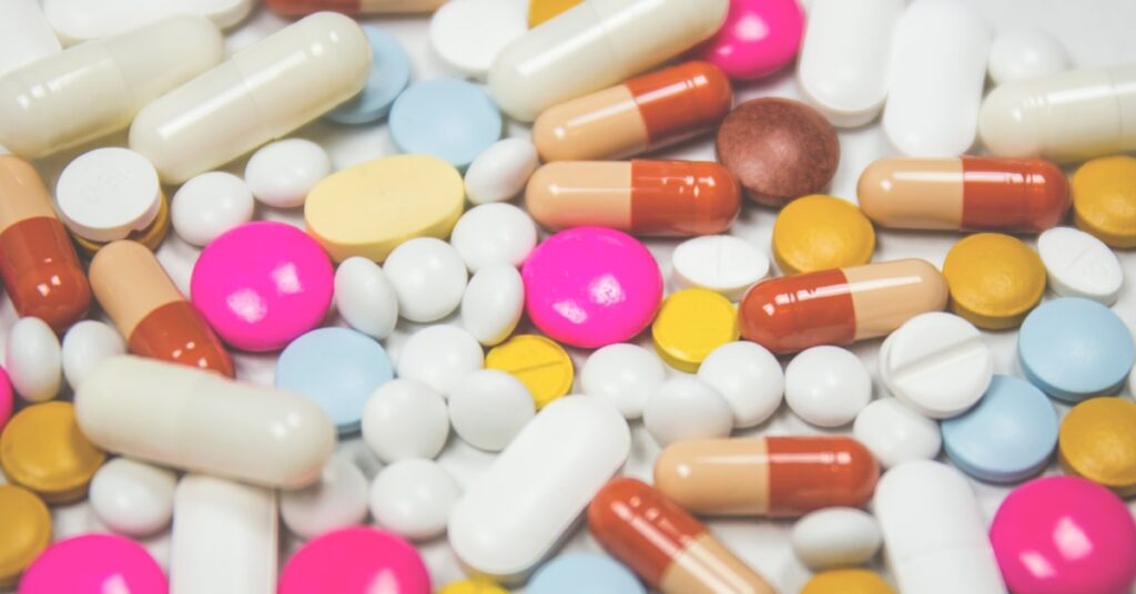 Homöopathische Globuli und Kräuter zur sanften Begleitung bei Liebeskummer