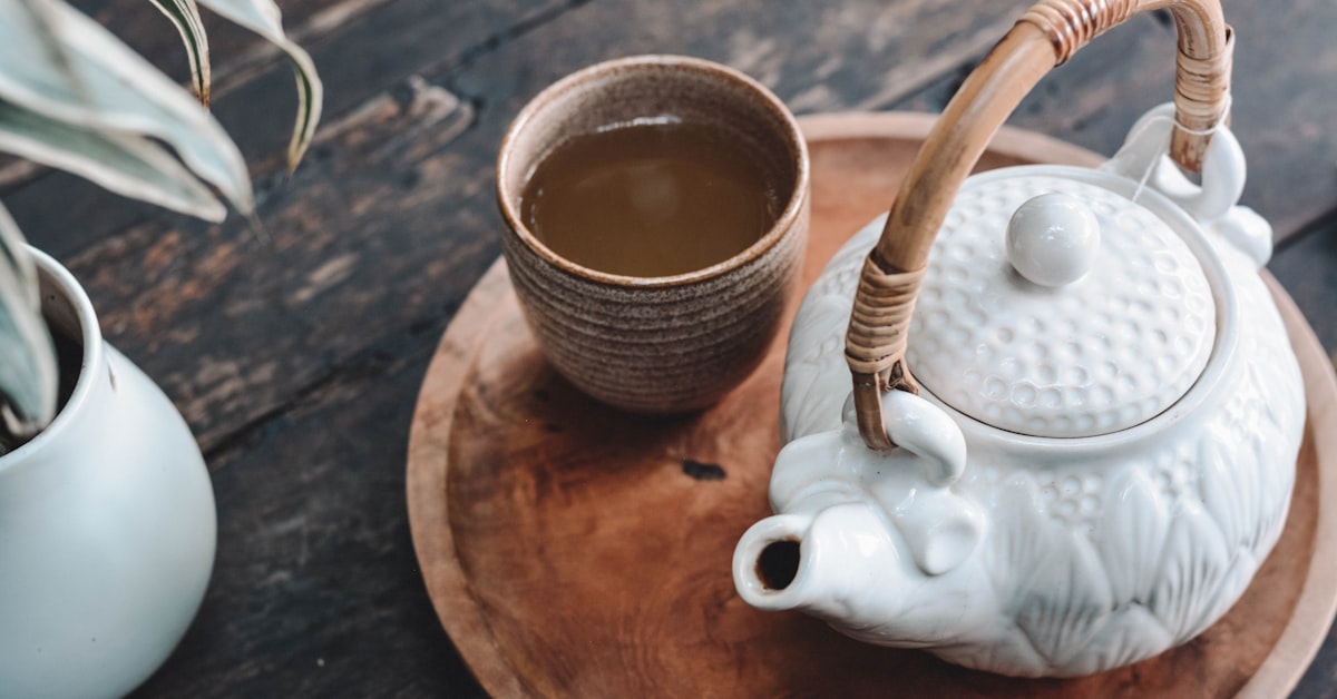 Gemütlicher Moment mit einer warmen Tasse Tee als emotionale Unterstützung