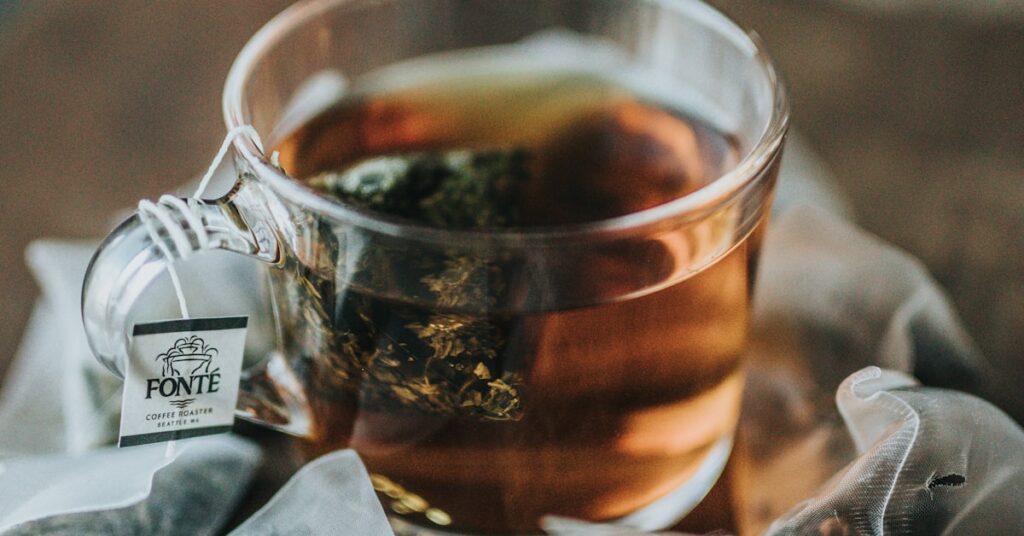 Beruhigender Kräutertee in einer weißen Tasse als sanfte Hilfe bei Liebeskummer