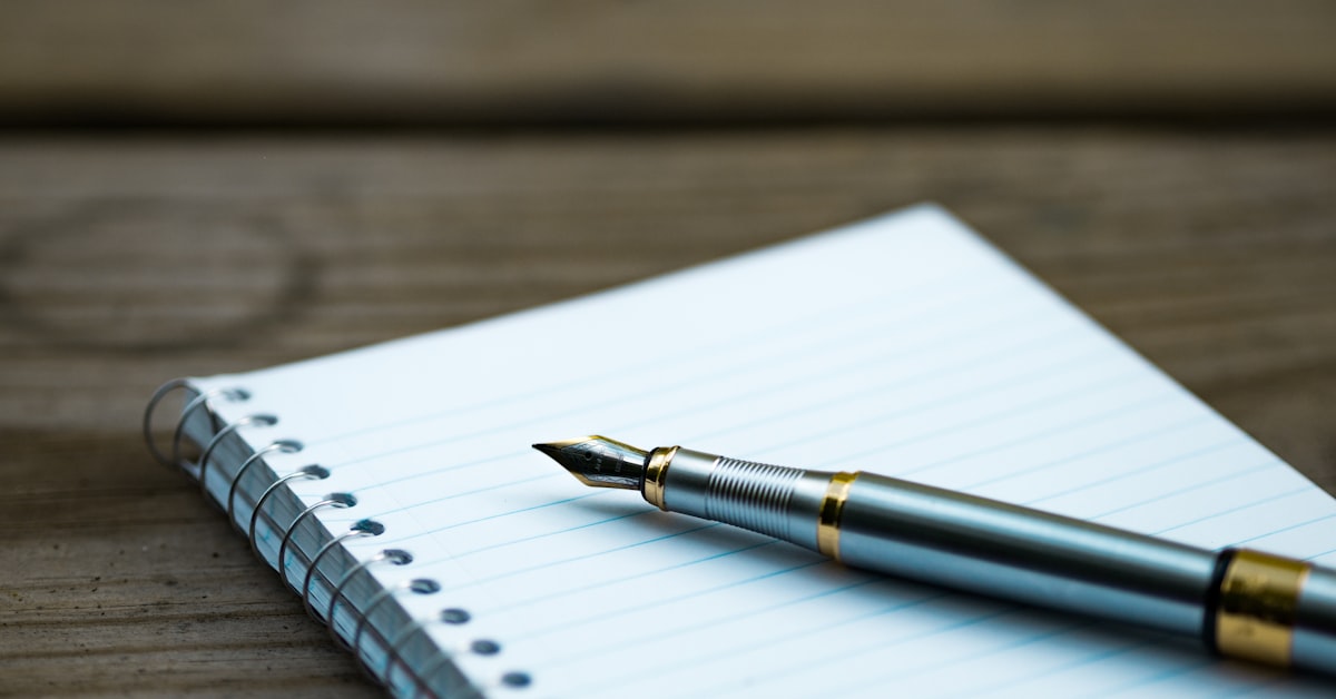Tagebuch und Stift als Hilfsmittel bei Liebeskummer