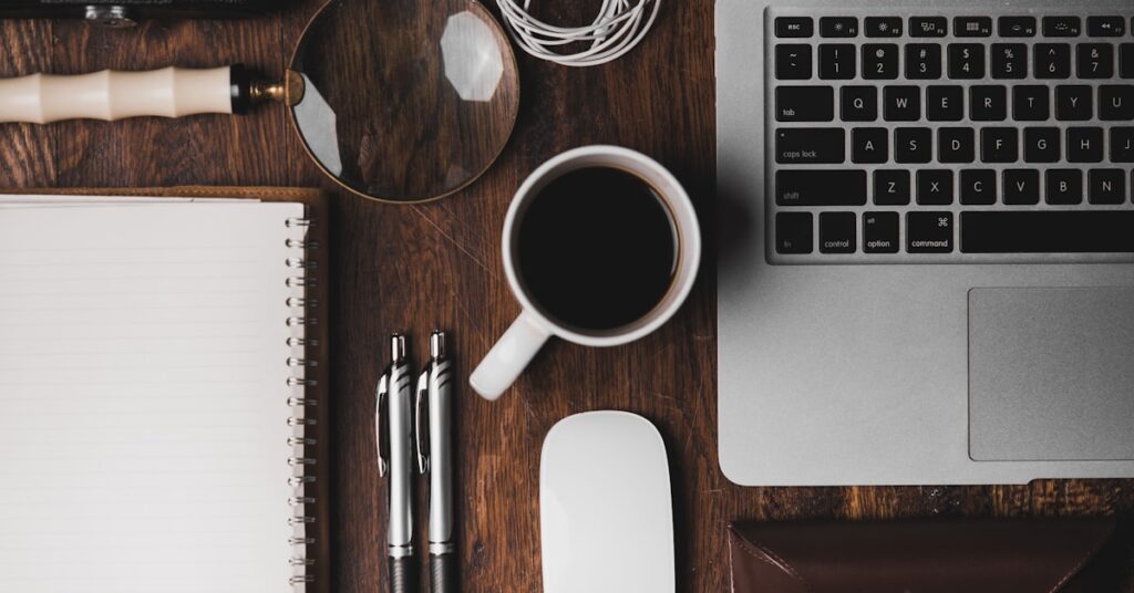 Arbeiten nach Trennung: Schreibtisch mit Laptop und Kaffeetasse im Büro