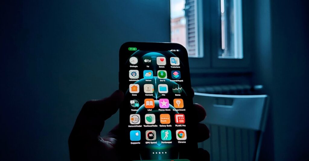Frau schaut nachts auf ihr Handy, Symbolbild für Digital Detox nach der Trennung