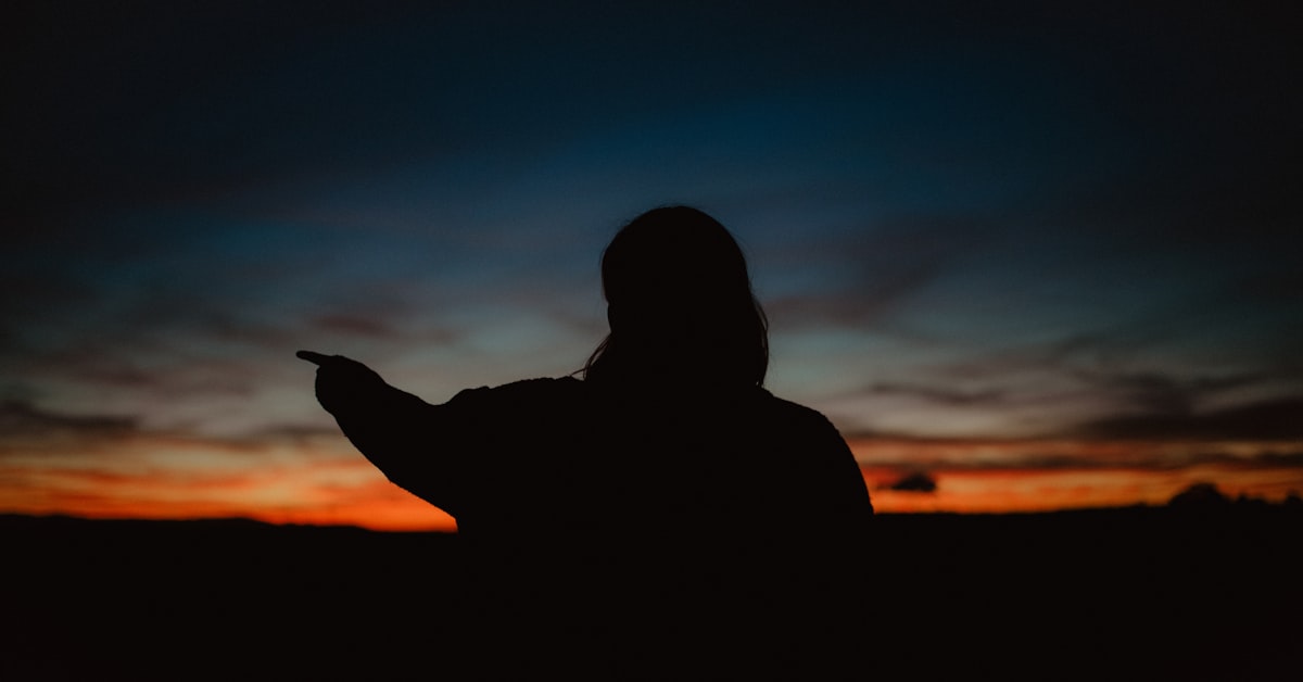 Silhouette eines ehemaligen Paares bei Sonnenuntergang, Nachdenken über Freundschaft nach der Trennung