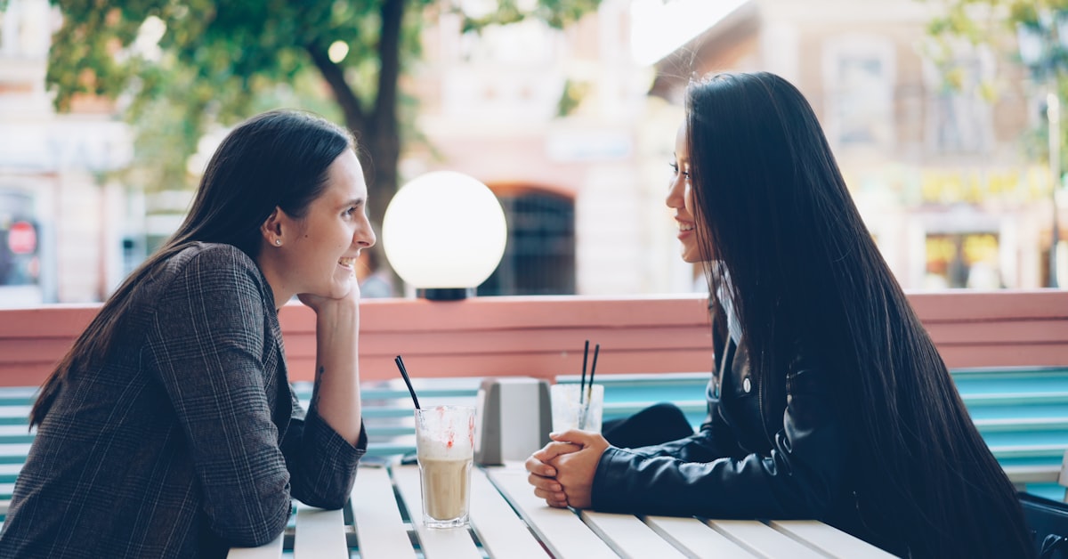 Zwei Freundinnen sprechen bei einem Kaffee offen über Liebeskummer