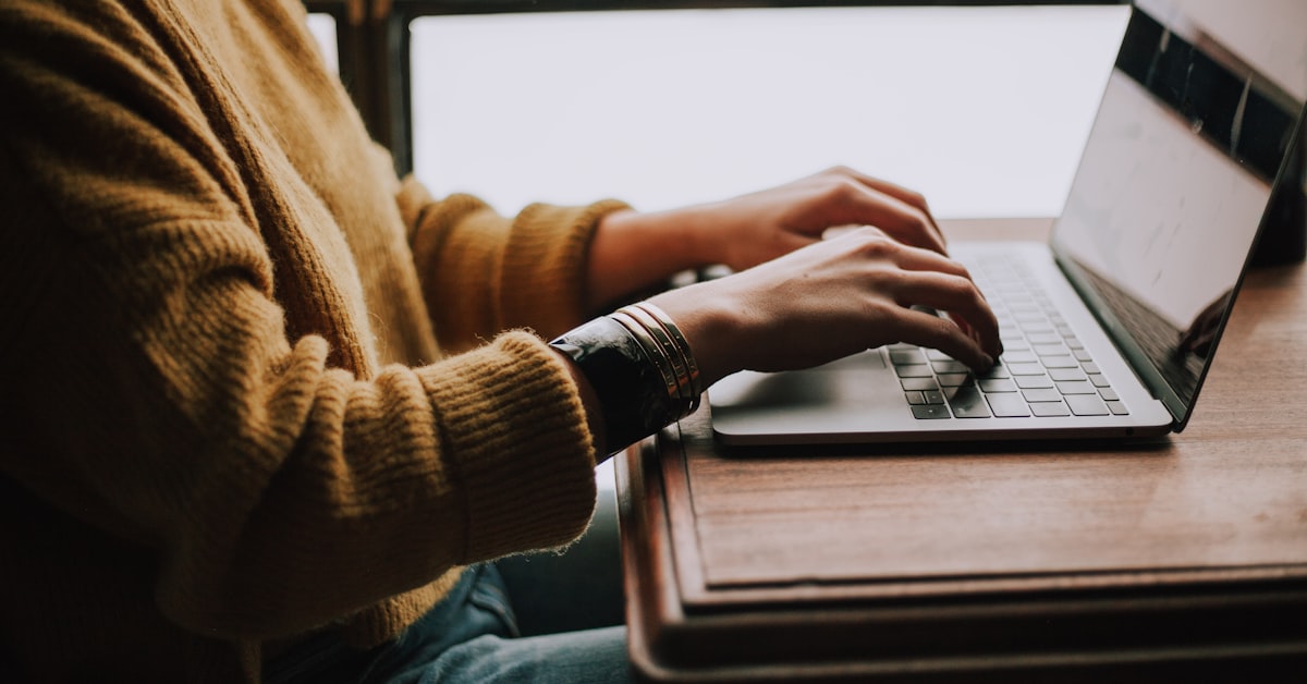 Neue Kraft im Beruf nach der Trennung: Frau arbeitet konzentriert am Laptop