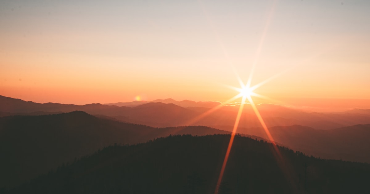 Ruhiger See umgeben von Bergen und Wald als Symbol für innere Ruhe nach der Trennung