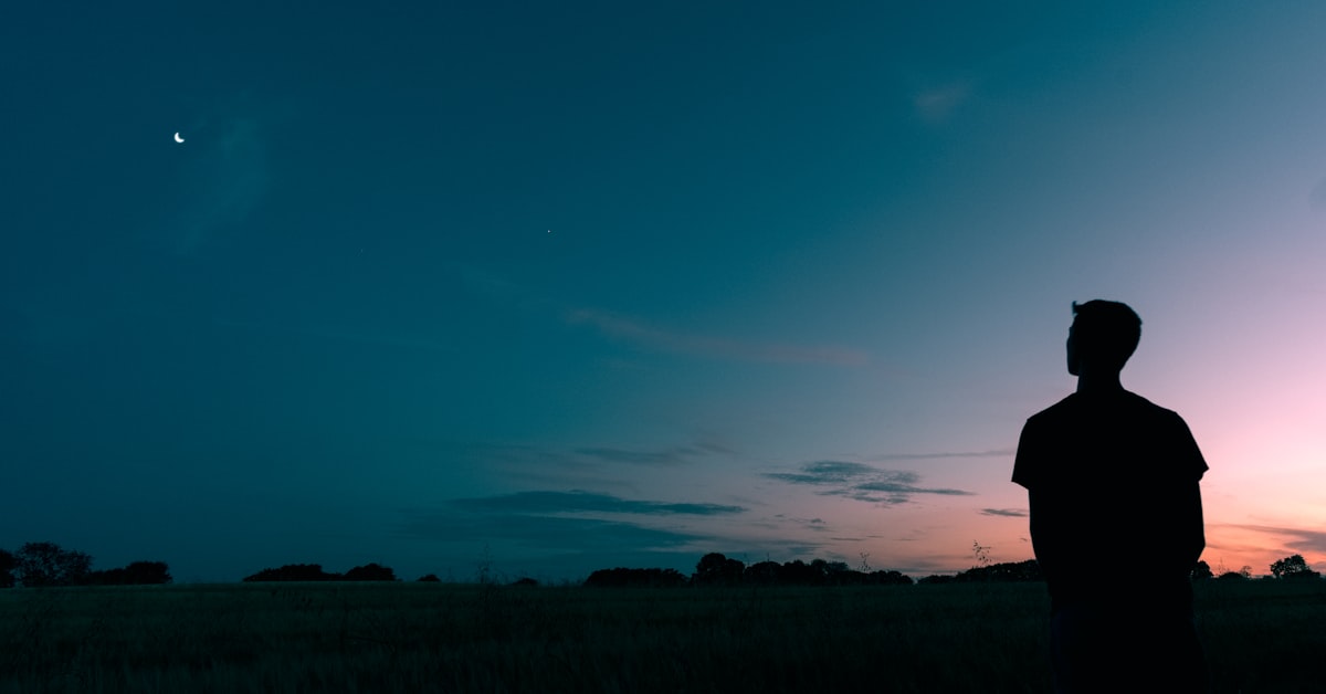 Silhouette einer Person bei Sonnenuntergang, Symbolbild für Loslassen nach unerwiderter Liebe