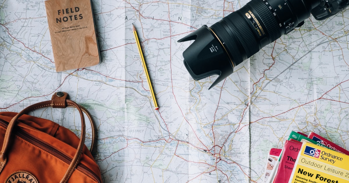 Offene Straße durch die Berge als Symbol für Reisen nach der Trennung